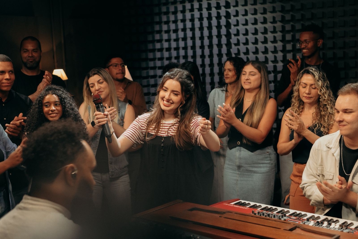 Esther Marcos canta “Milagres” linda canção autoral que intitula o projeto homônimo