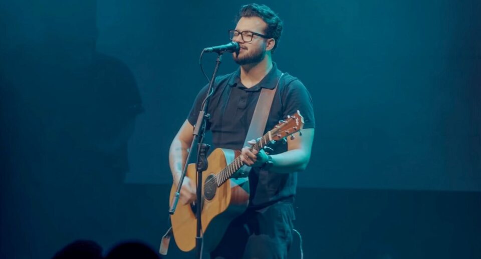 John Dias lança single “Me Ama” pela Flame Music: Uma declaração do amor intenso de Deus
