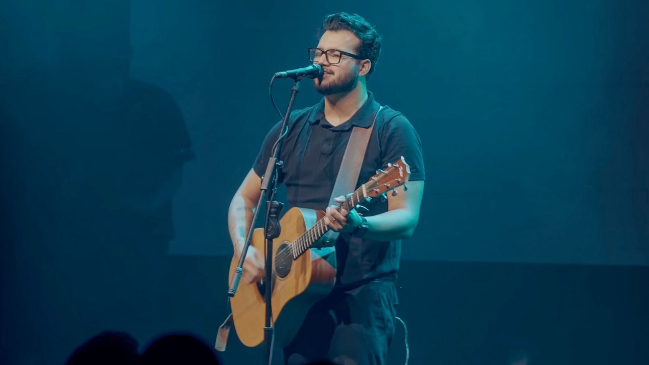 John Dias lança single “Me Ama” pela Flame Music: Uma declaração do amor intenso de Deus