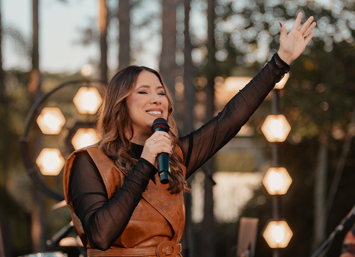 Ana Nóbrega lança a canção “Oh, Vem Me Avivar” pela Onimusic