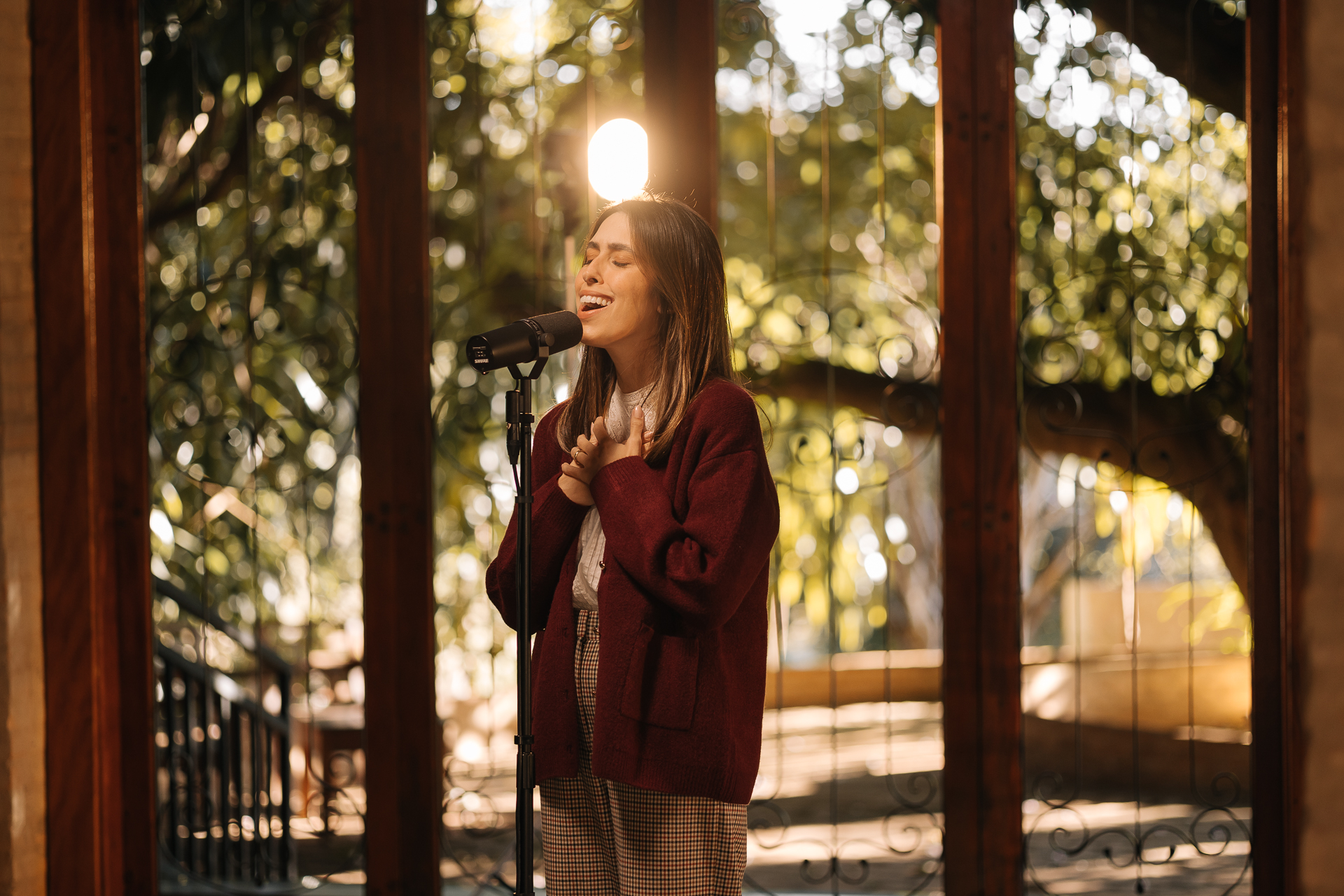 Vocalista do Central 3, Gabriela Maganete estreia em carreira solo com o single “Nuvem no Deserto”