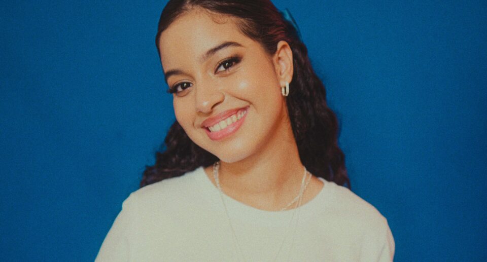 Gaby Cardozo apresenta a canção “Vitrine” pela Onimusic