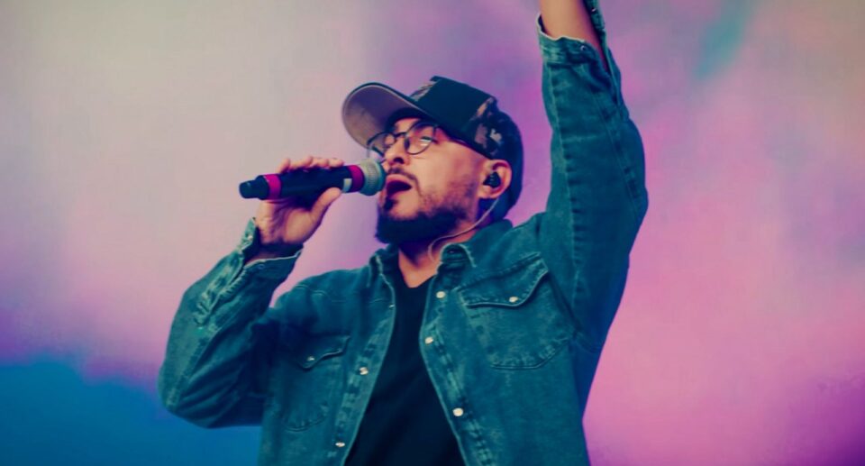 Higor Rosa lança “Vitorioso És – Ao Vivo” pelo Flame Music, gravado na Arena Videira