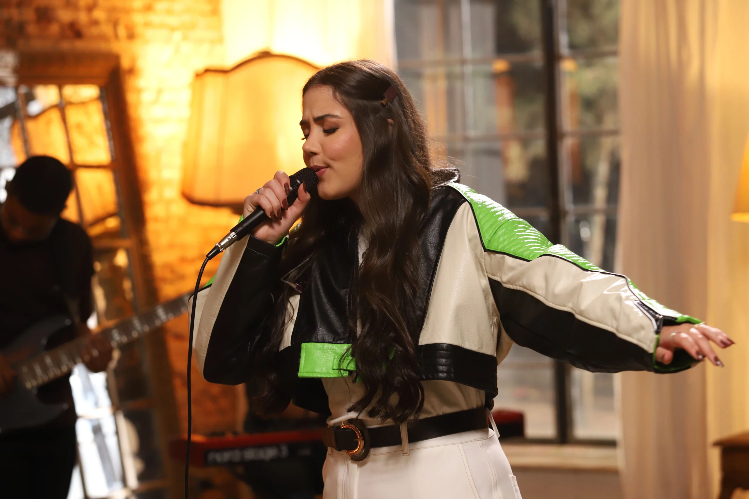 Brenda Danese apresenta o single e clipe de “Incertezas”