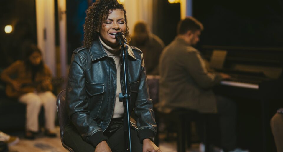 Nívea Soares lança o álbum “Em Casa (Acústico)” pela Onimusic