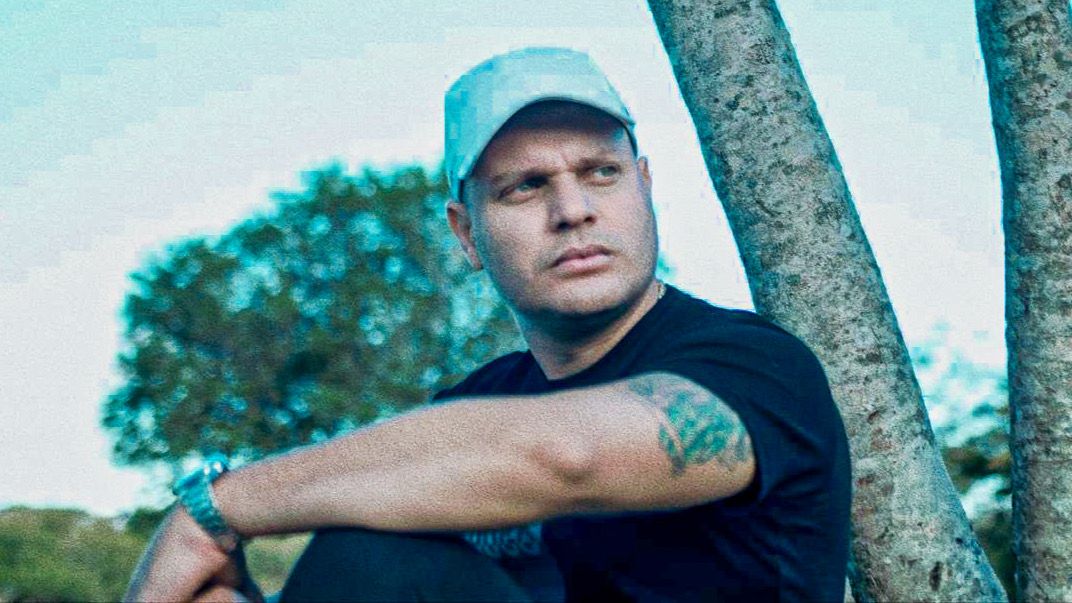 MC Huguinho lança “Eu Ouvi”, funk urbano sobre a luta entre a rua e a voz de Deus