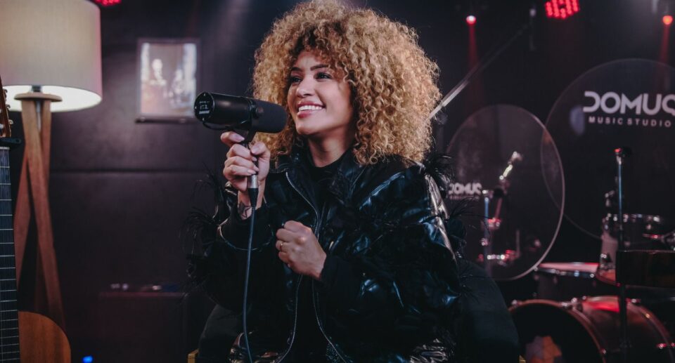Leidy Murilho apresenta seu novo single e clipe de “Me Ajude A Melhorar”, uma releitura do cantor Eli Soares