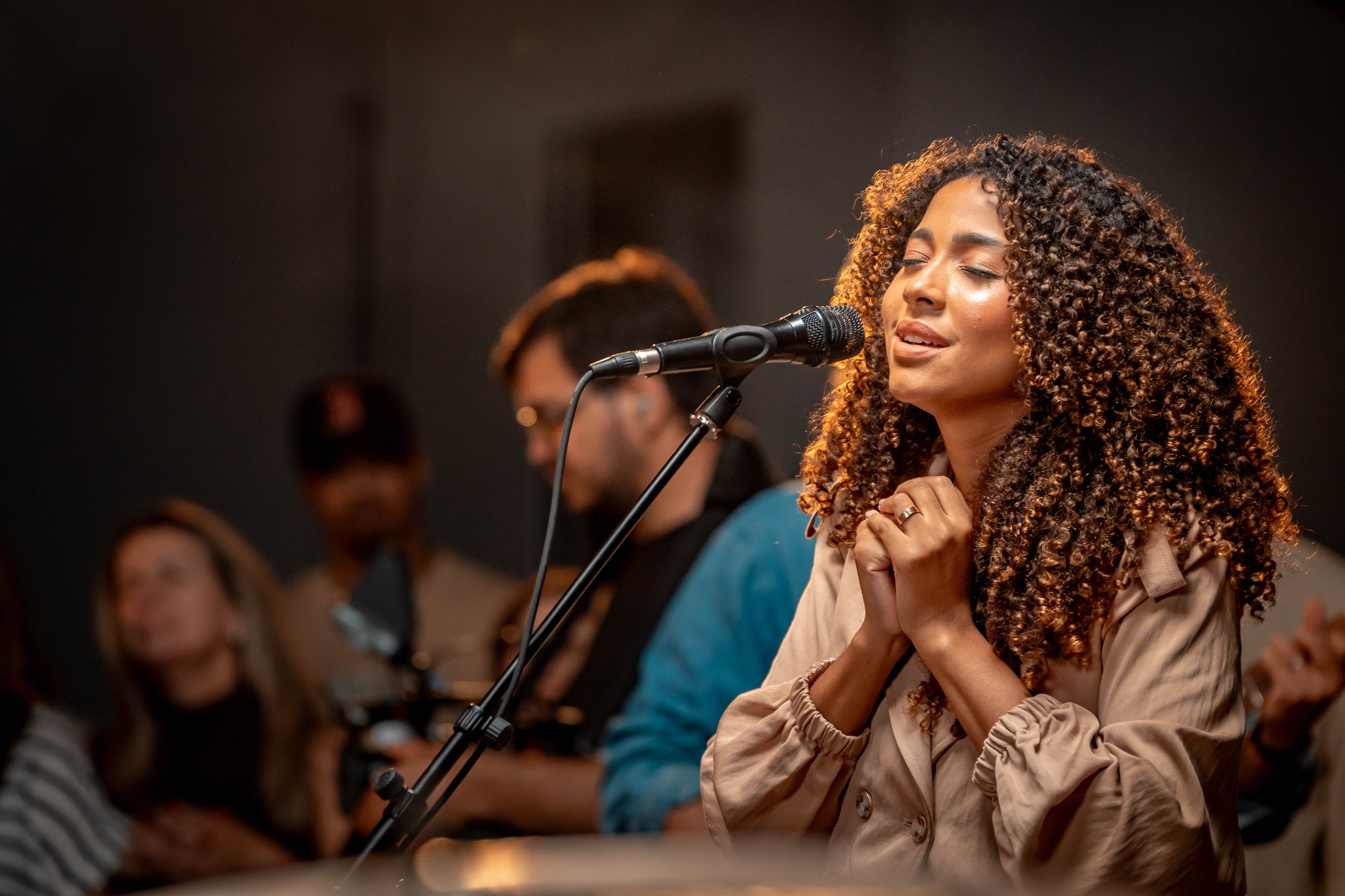 Gabriela Gomes lança o single e vídeo de “Bethânia”
