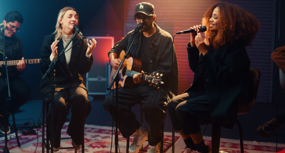 Lucas e Evelyn collab Paola Carla declaram a santidade de Deus na canção “Santo, Santo”