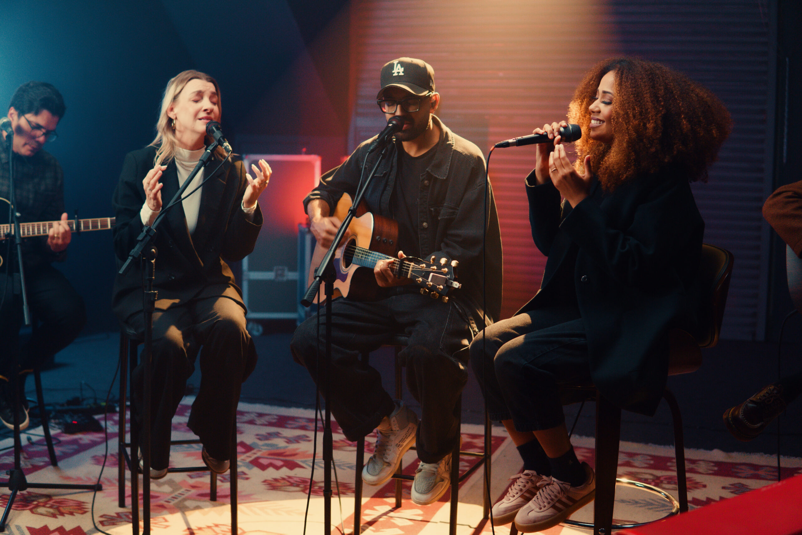 Lucas e Evelyn collab Paola Carla declaram a santidade de Deus na canção “Santo, Santo”