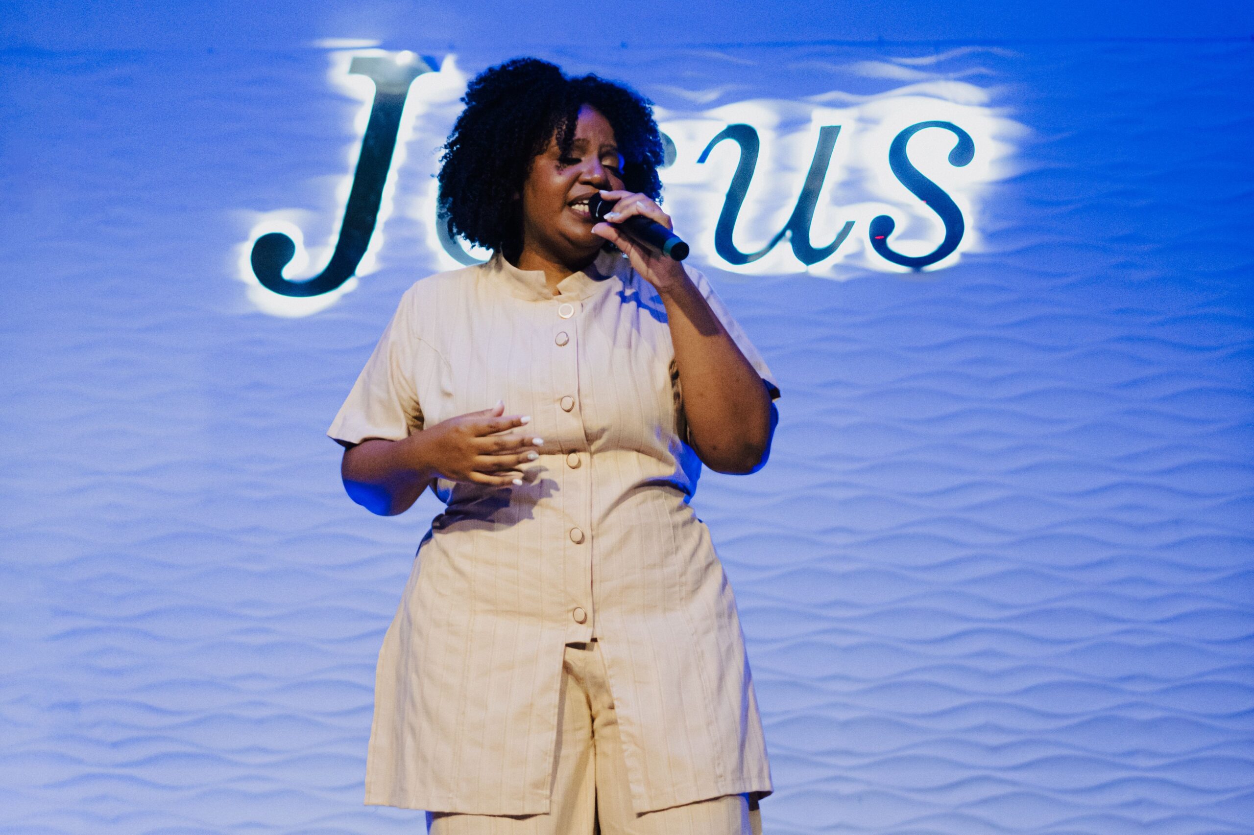 Prima de Xande de Pilares, Kezia estreia no cenário musical com projeto gospel