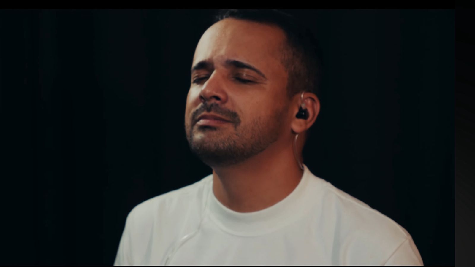 Leo Fonseca lança Cordeiro e Leão Acústico pela Flame Music em versão intimista de adoração