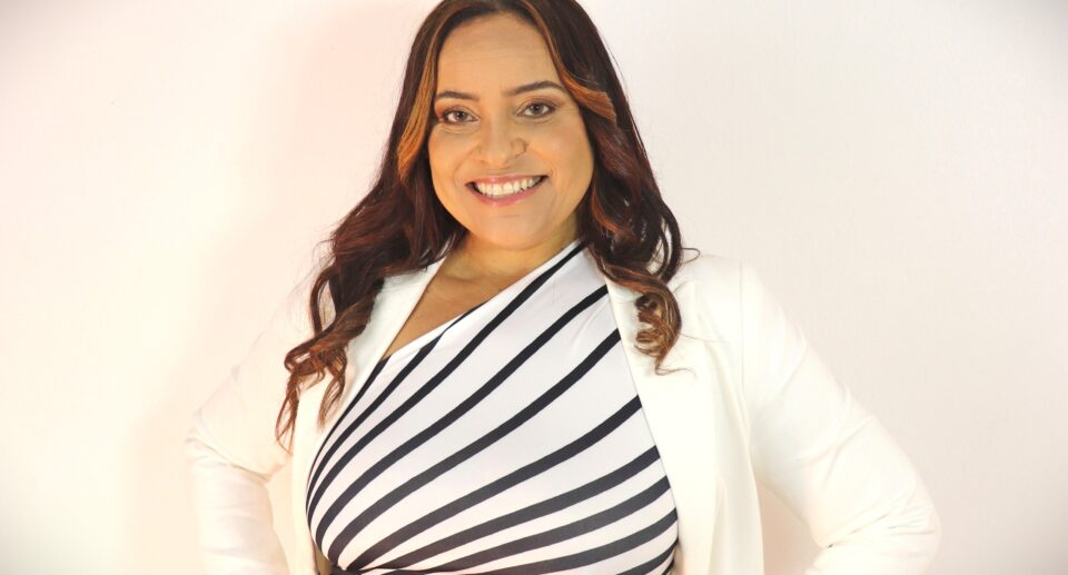 Alessandra Santos amplia atuação na TV e reforça protagonismo feminino no empreendedorismo