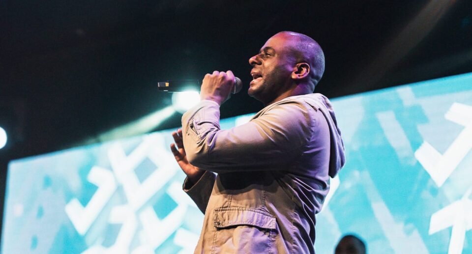 Álvaro Oliveira lança o single “Quero Ver Tua Glória”, canção que nasceu em culto familiar