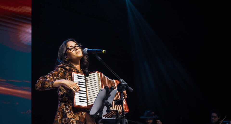 “Fé Menina”: Cantora Áquila lança canção de esperança para mulheres em tempos de dor e resistência
