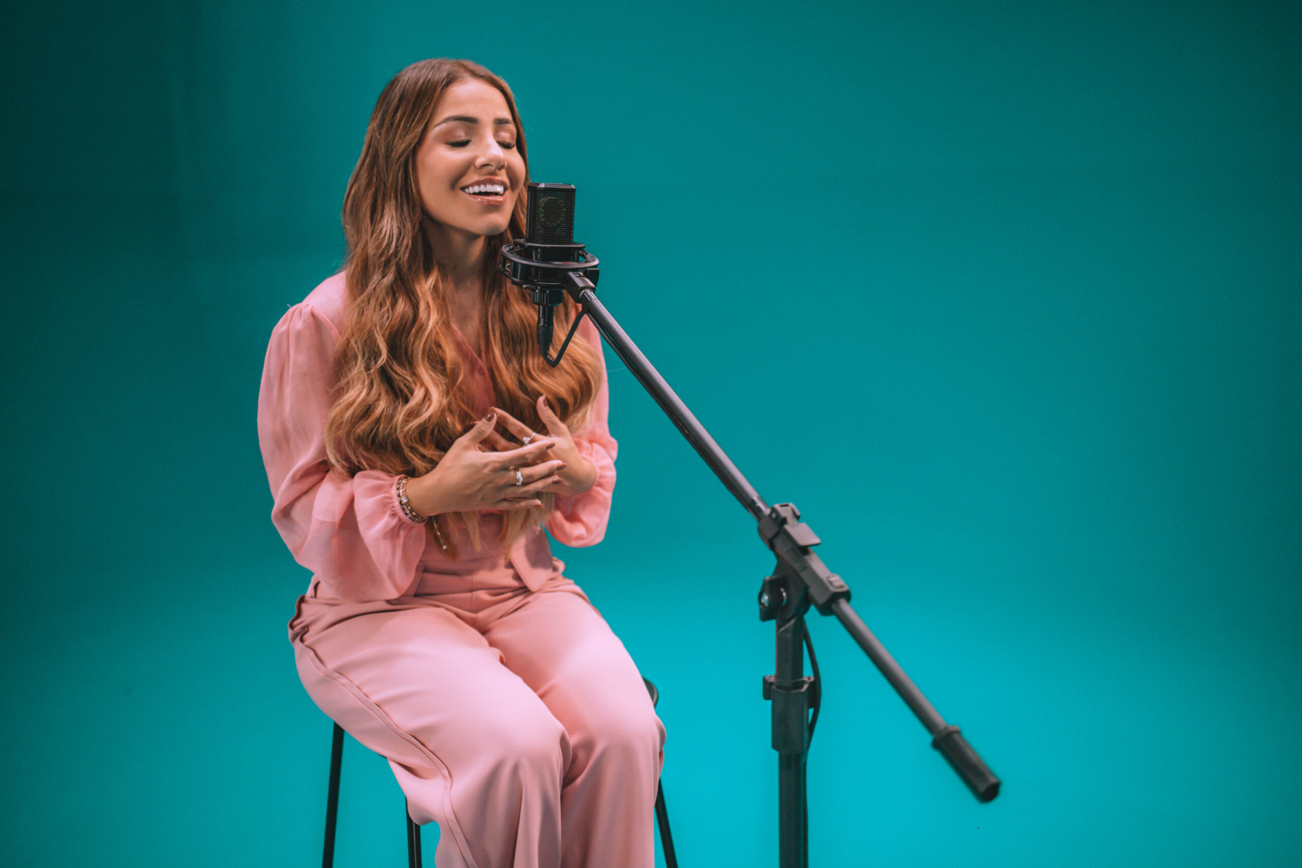 Gabriela Rocha lança medley com sucessos do Renascer Praise em nova faixa do projeto “Ecoar 3”