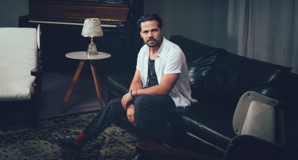Filipe Marques lança “Digno: Lado B”, álbum acústico que convida a uma adoração mais íntima e profunda