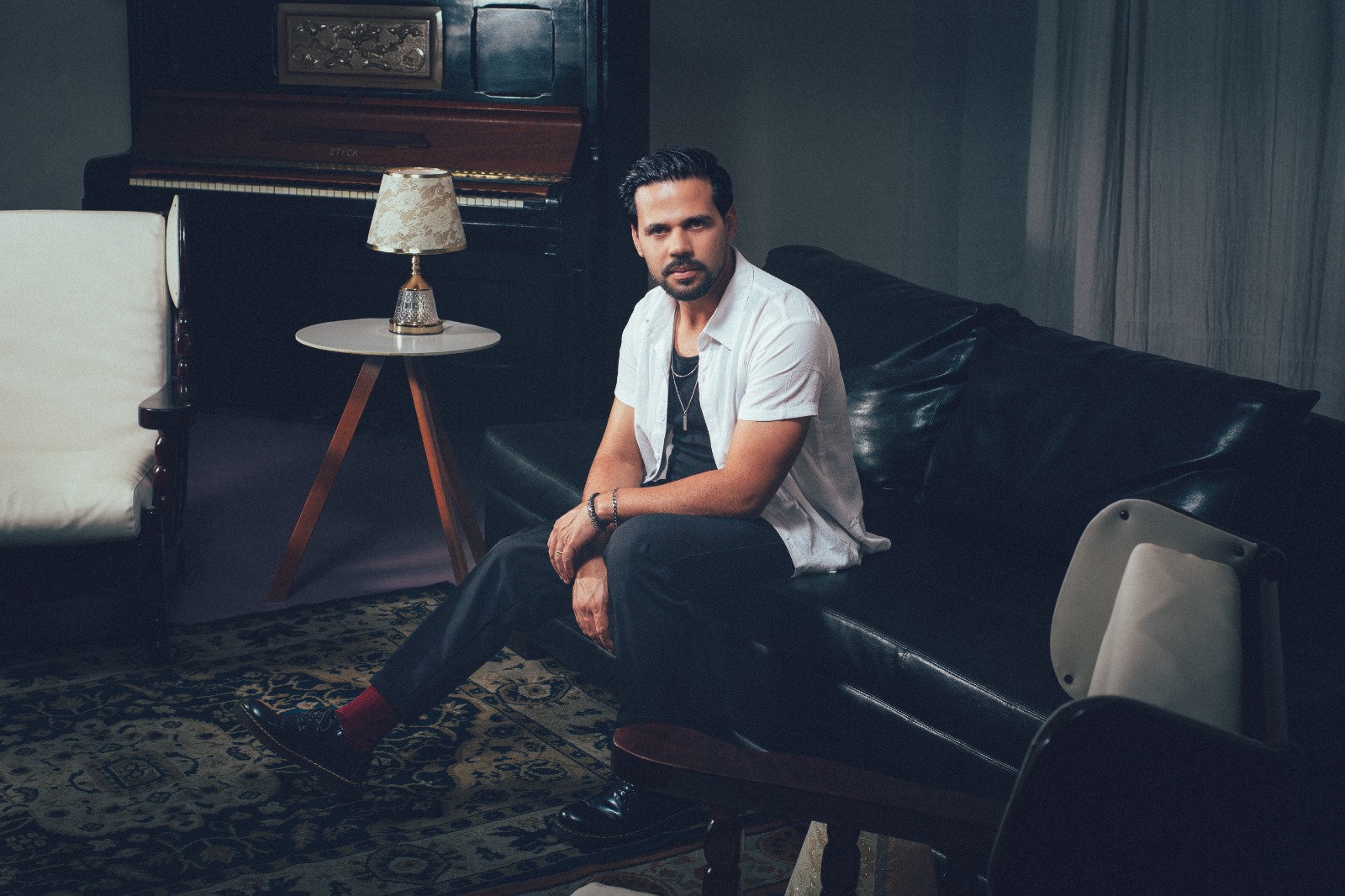 Filipe Marques lança “Digno: Lado B”, álbum acústico que convida a uma adoração mais íntima e profunda