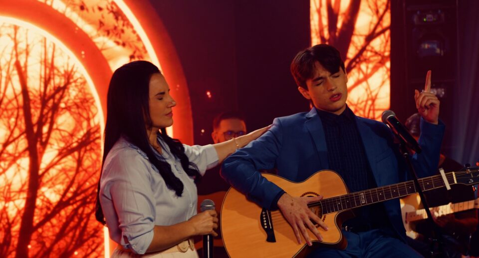 O cantor Nicolas Henrique e sua mãe Giselli Cristina. Foto: Divulgação.