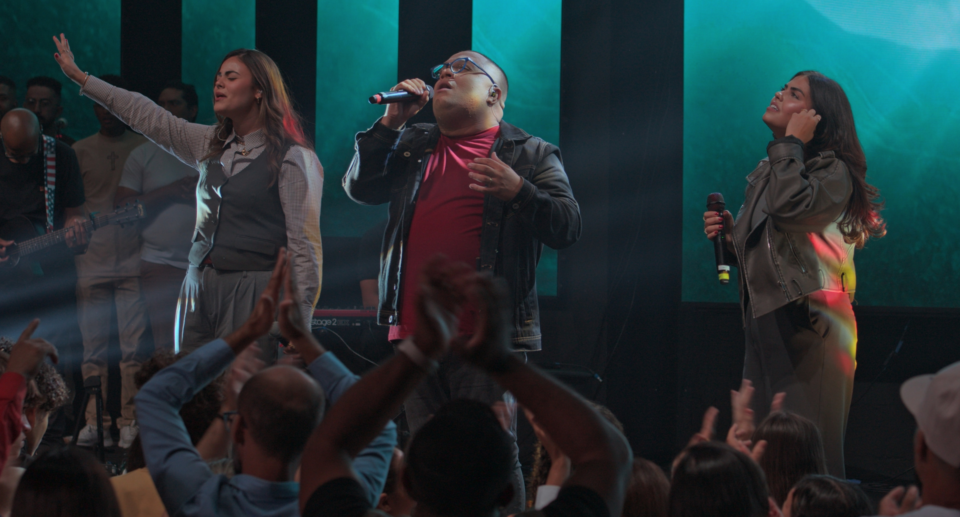 Douglas Borges lança “Ao Cordeiro” com Maria Santana e Isabella Santana