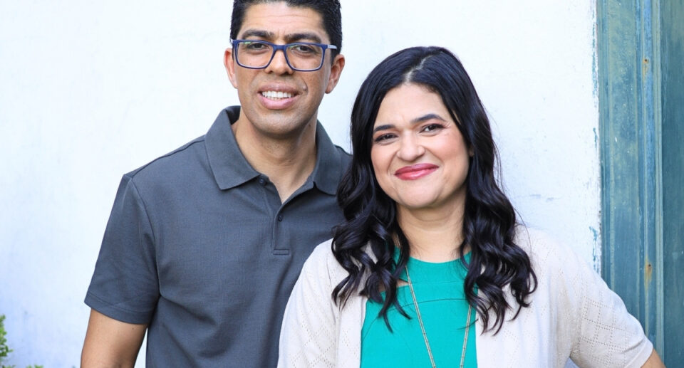 Janaína Nascimento feat. Pastor Israel Almeida em “Meu Deus Está” – Ele não mudou