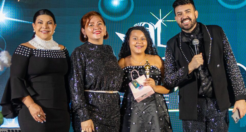 A cantora Íngrid Vitória recebendo troféu no Prêmio Promessa gospel 2026. Foto: Mateus Silva.