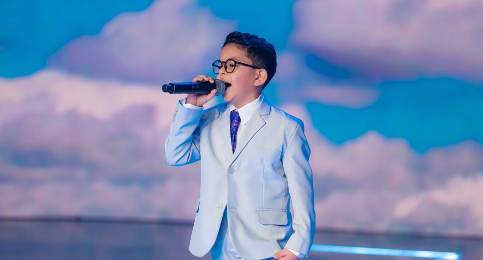 Cantor Moisés Andrade emociona o Brasil em participação no programa Silvio Santos, no SBT