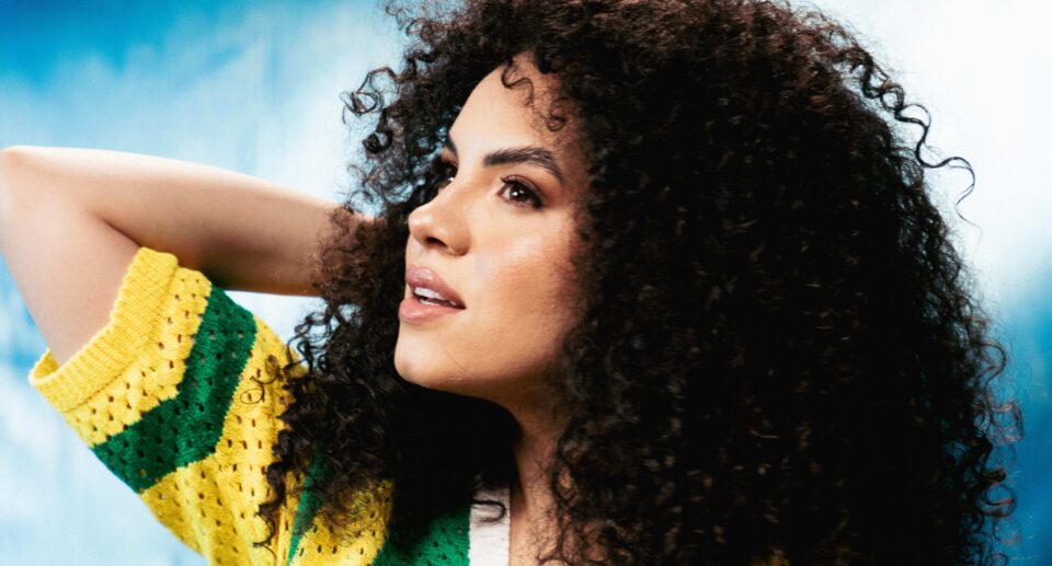 Rebeca Carvalho lança versão remix da canção “Socorro” com elementos do funk e do samba