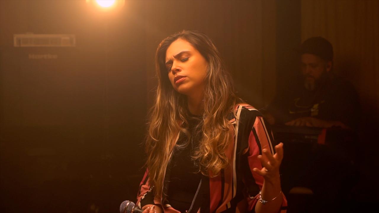 Gabi Freitas lança “Dançar em Meio à Chuva”, seu primeiro single autoral