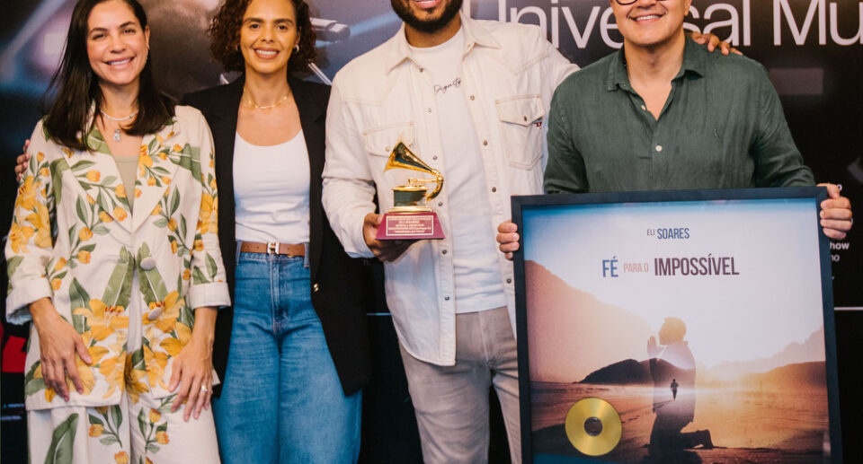 Eli Soares renova contrato com a Universal Music Christian Group