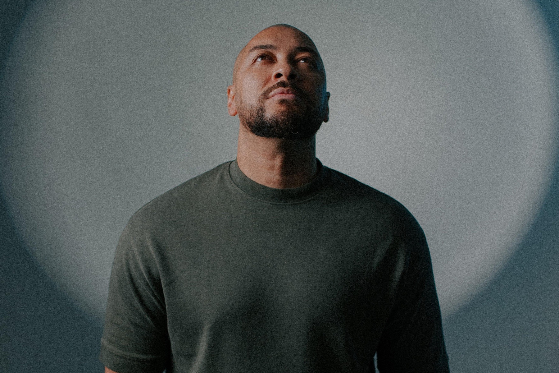 Ton Carfi lança “Um Novo Dia” e apresenta nova versão de canção internacional marcada por influência do worship americano