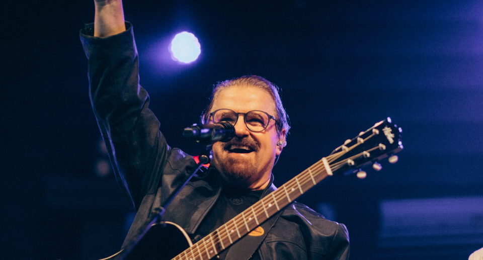 Asaph Borba celebra 50 anos de carreira reunindo seus grandes sucessos em projeto especial