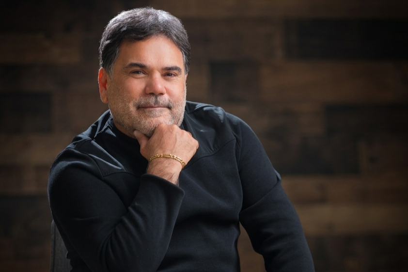 Fernandinho Siqueira reúne sucessos da carreira em álbum especial lançado exclusivamente no YouTube