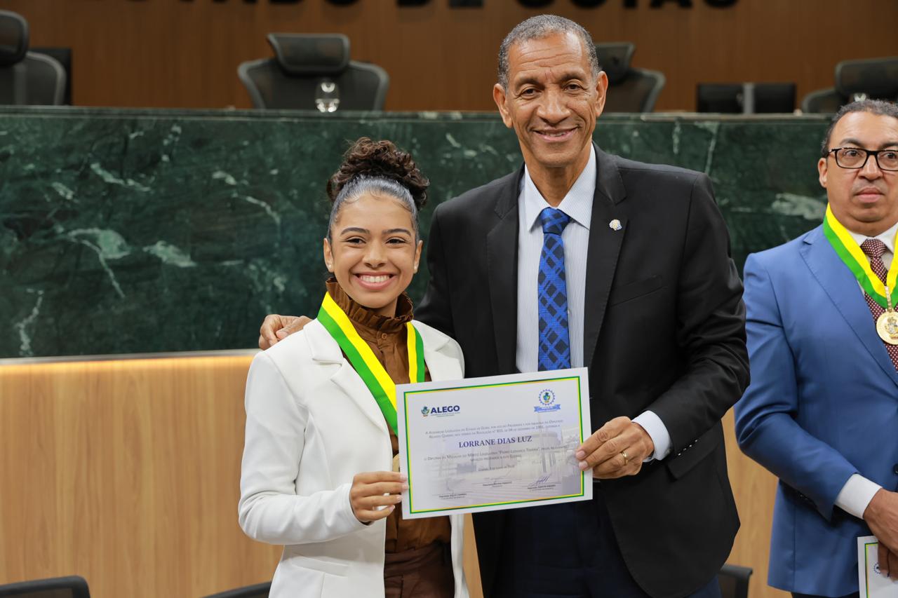 Primeira cantora gospel a receber a honraria, Lorrane Luz, de Caldas Novas, é homenageada pela ALEGO em Goiânia