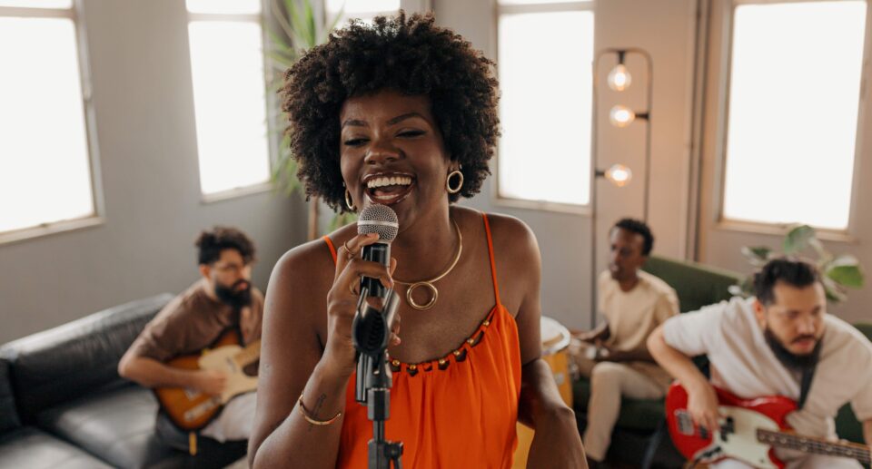 Lu Quirino une samba, reggae e MPB em sua nova música “A Vida”