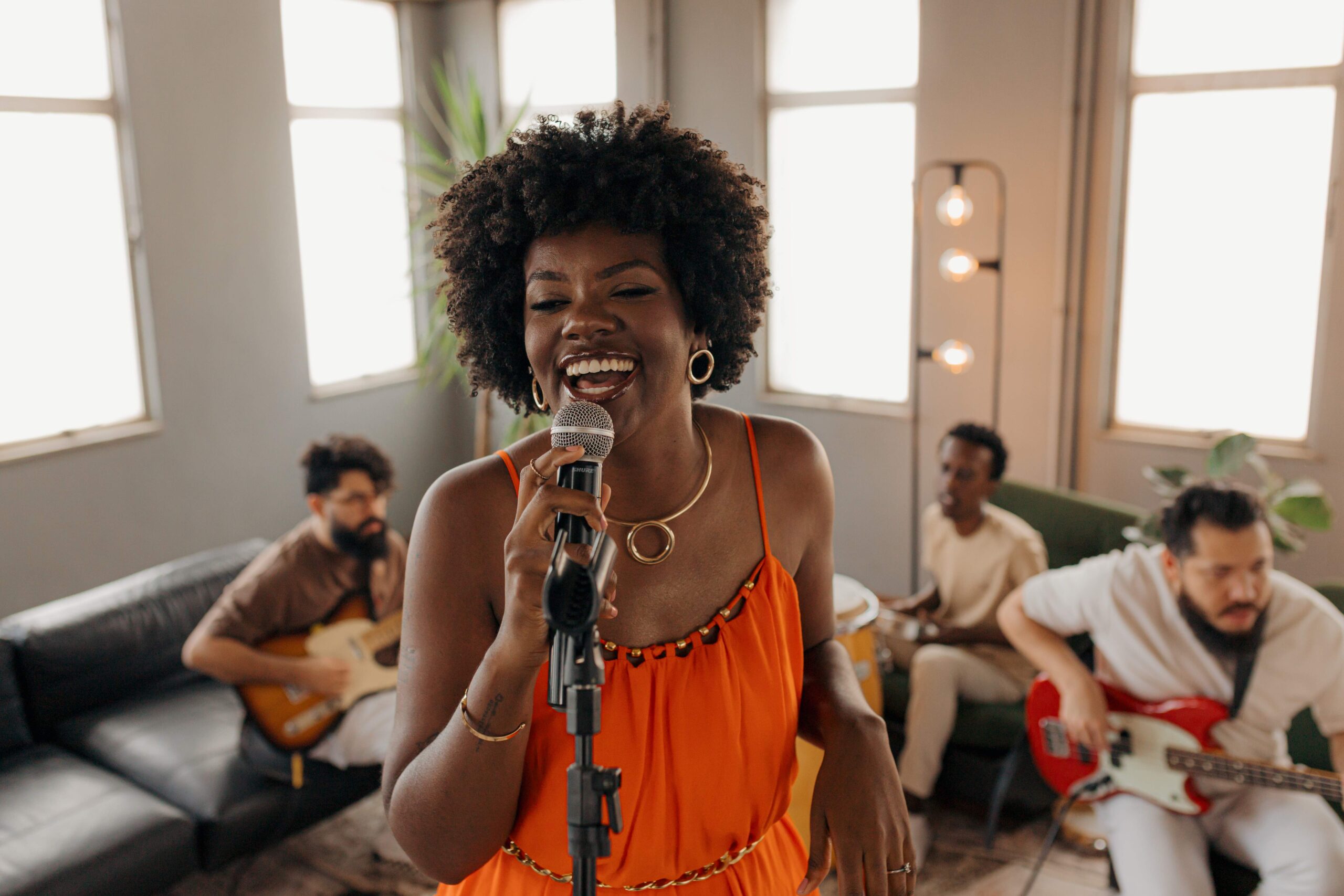 Lu Quirino une samba, reggae e MPB em sua nova música “A Vida”