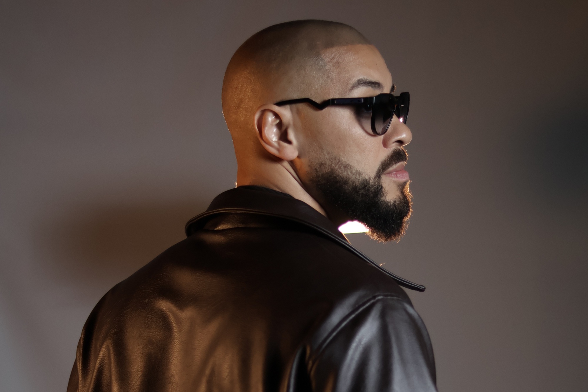 Ton Carfi resgata o R&B e aborda os desafios reais do amor no EP “Cantares”