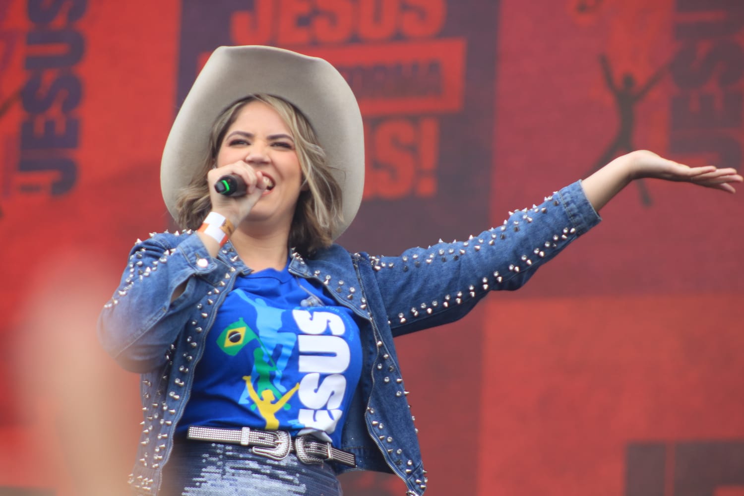 Talita Dias leva sua voz à Marcha de Jesus e vive um dos momentos mais simbólicos de sua trajetória