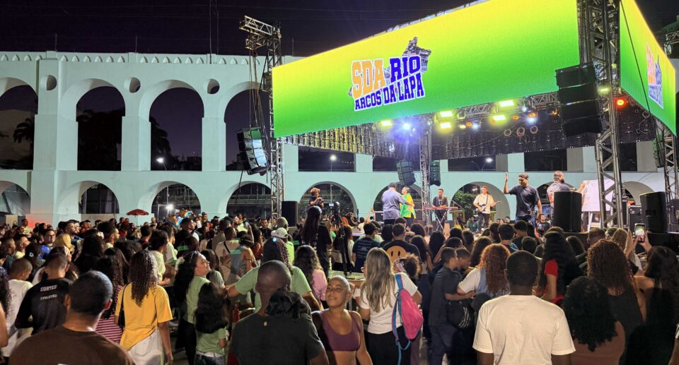 Centenas de jovens participam do encerramento da Semana do Avivamento nos Arcos da Lapa com participação de Lukas Agustinho e Dan Nascimento