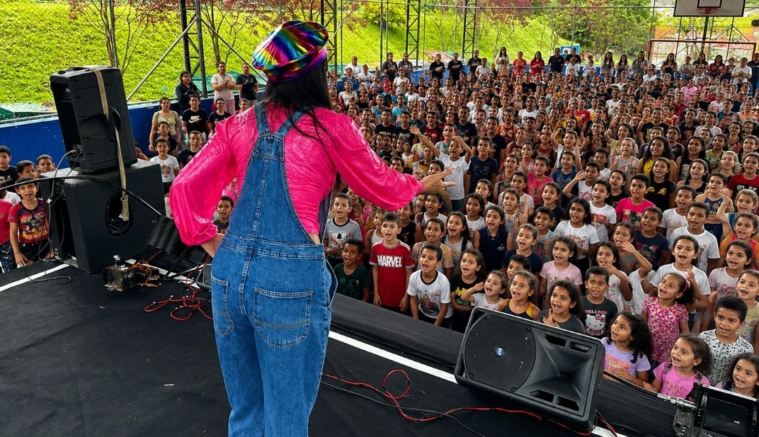 Nic Nic Dominic encanta centenas de crianças em apresentação cultural realizada em Primavera do Leste MT