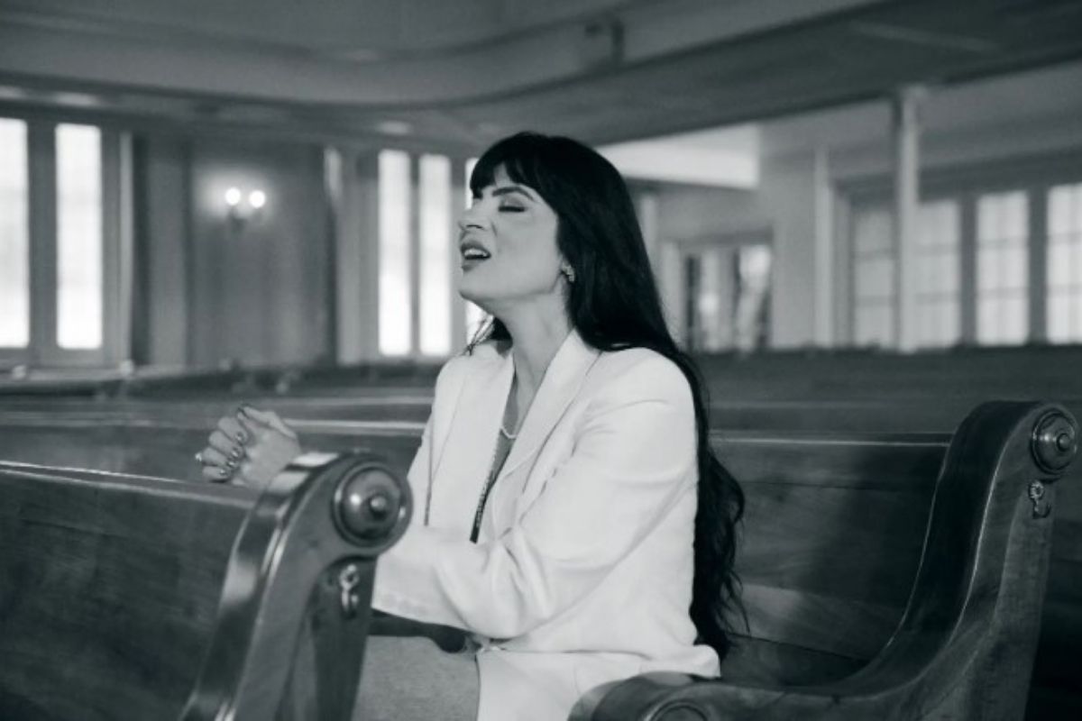 Fernanda Brum aponta para o essencial em “Nada Mais Importa”, primeiro single do projeto “Eu Ainda Sou de Barro”
