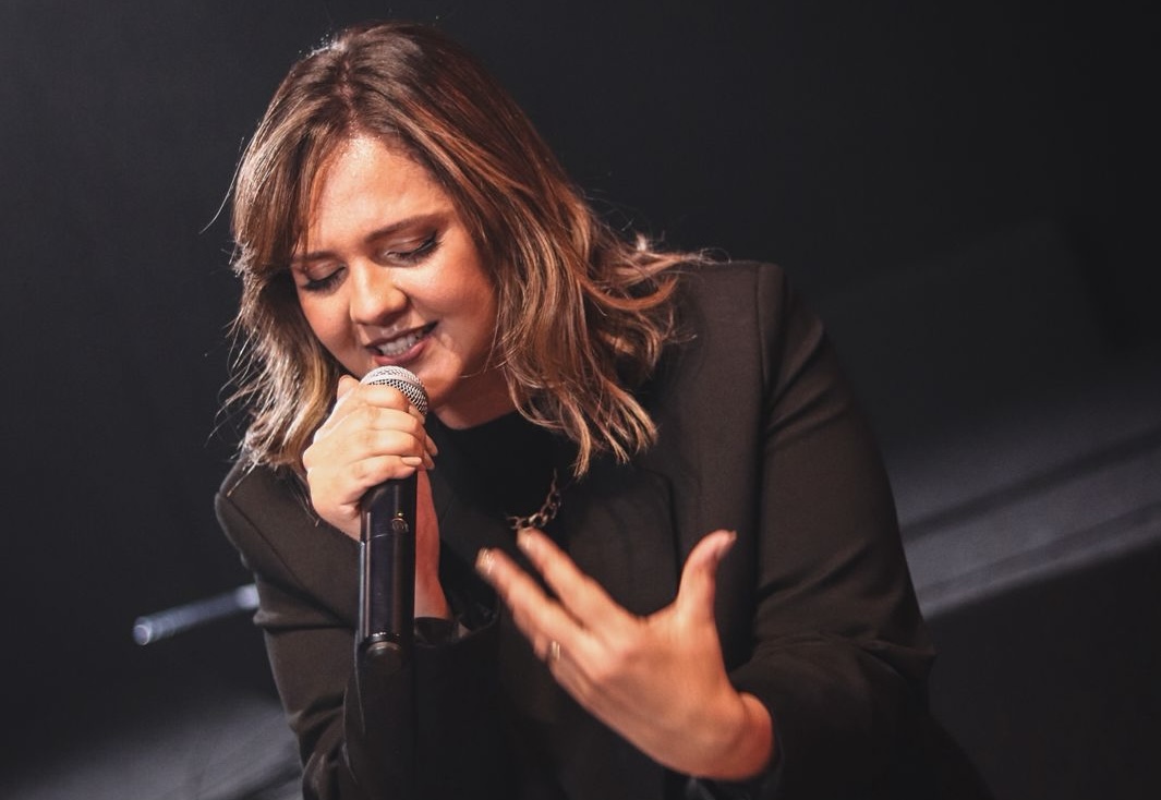 Maíra Oliveira lança “Filhos do Fogo” e canta sobre avivamento, paixão e quebrantamento