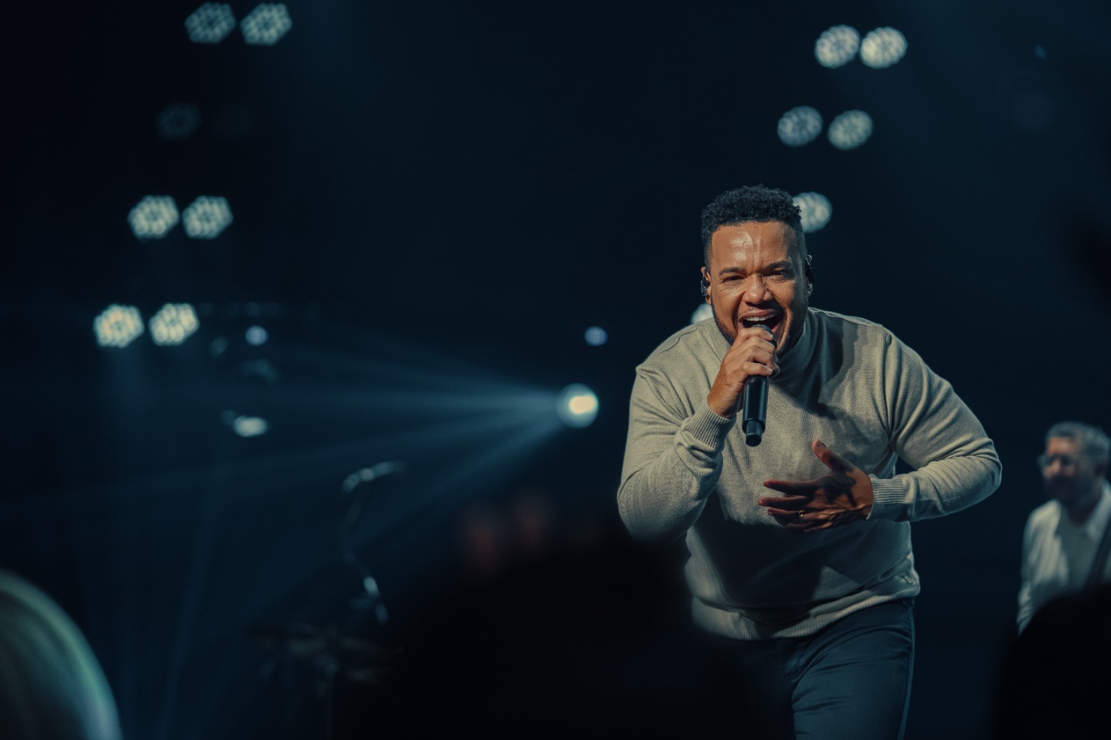 Nilson Junior lança “Carpinteiro” e conduz o público à cruz, onde o maior ato de amor mudou tudo