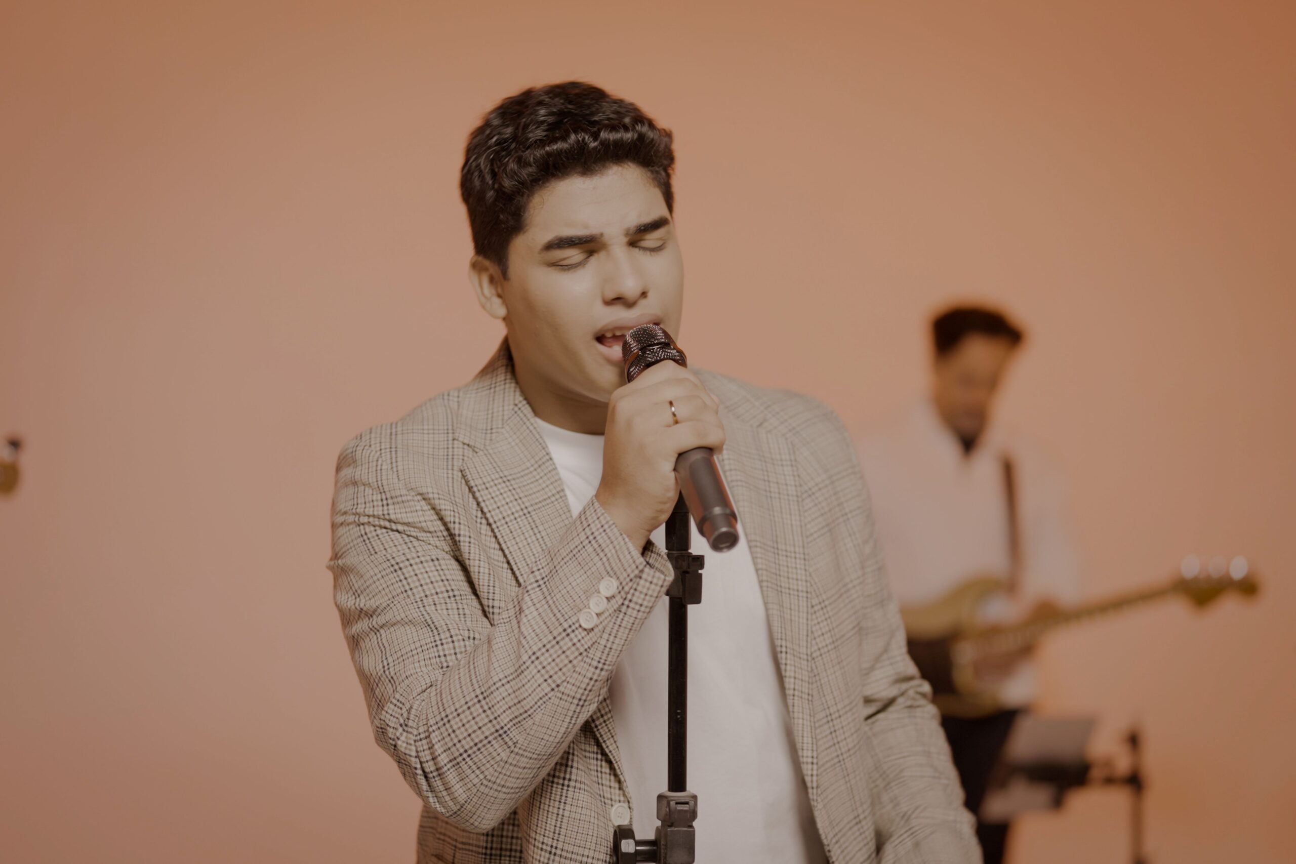 Revelação da música gospel no Ceará, Vinicius Santos estreia na Gravadora Louvor Eterno com o single “Tudo É Perda”