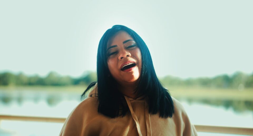 Rosianny Cruz transforma testemunho de superação e fé em novo single “Paz no Caos
