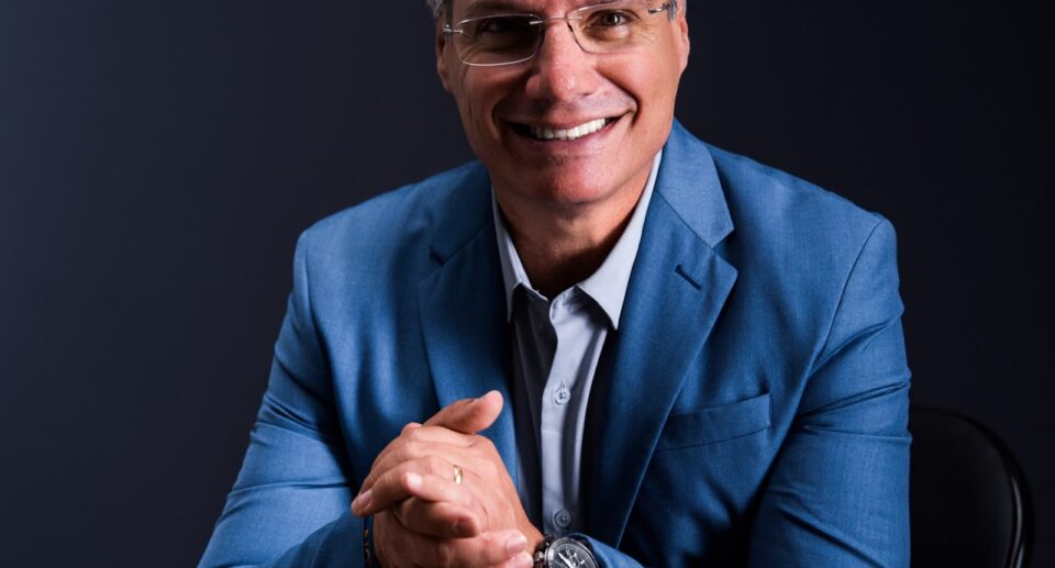 Uma vida guiada pelo propósito de servir: a trajetória de Marco Aurélio Martins