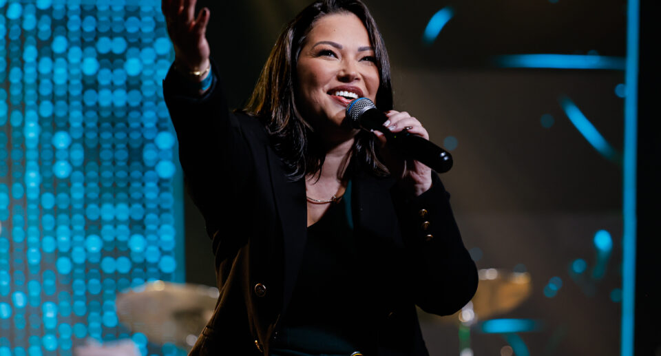 Cindy Tápia apresenta “Ele é Grande” em sua estreia musical pela Todah Experience Live