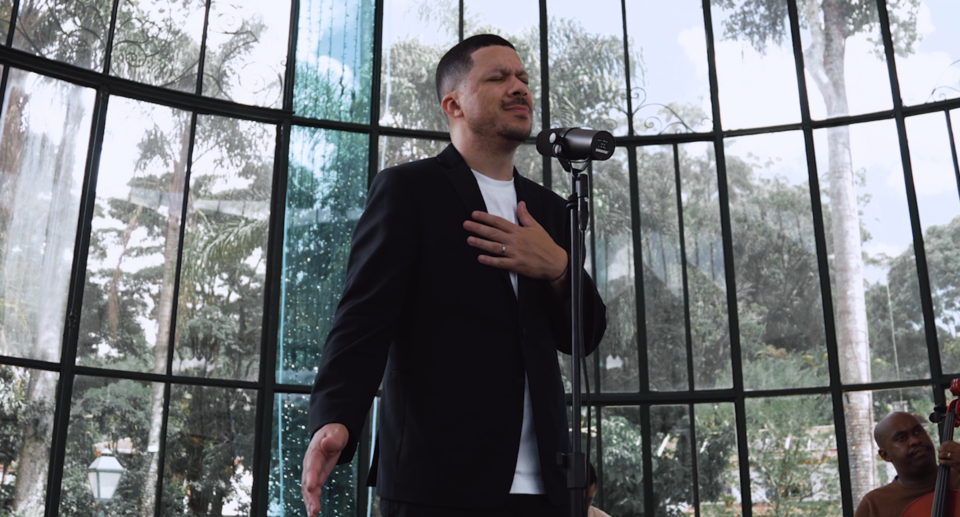 Bob Jonathan revisita sua trajetória e lança nova versão de “Deus Onisciente”