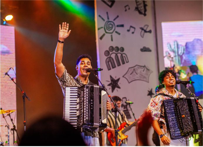 Sarau do Reino une forró e rock no single “Esse é Meu Rei”, gravado ao vivo em Fortaleza