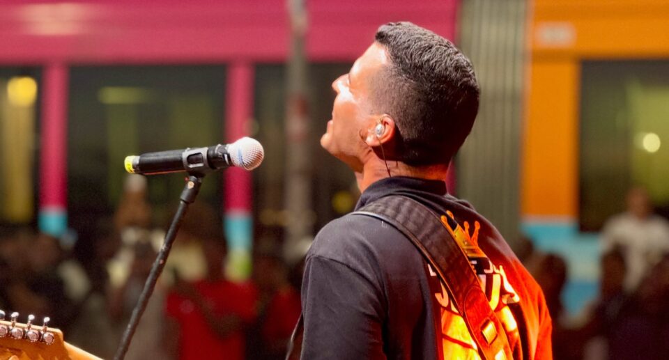 Mergulhados na Praça reúne centenas de pessoas em noite de fé e música gospel em Salvador
